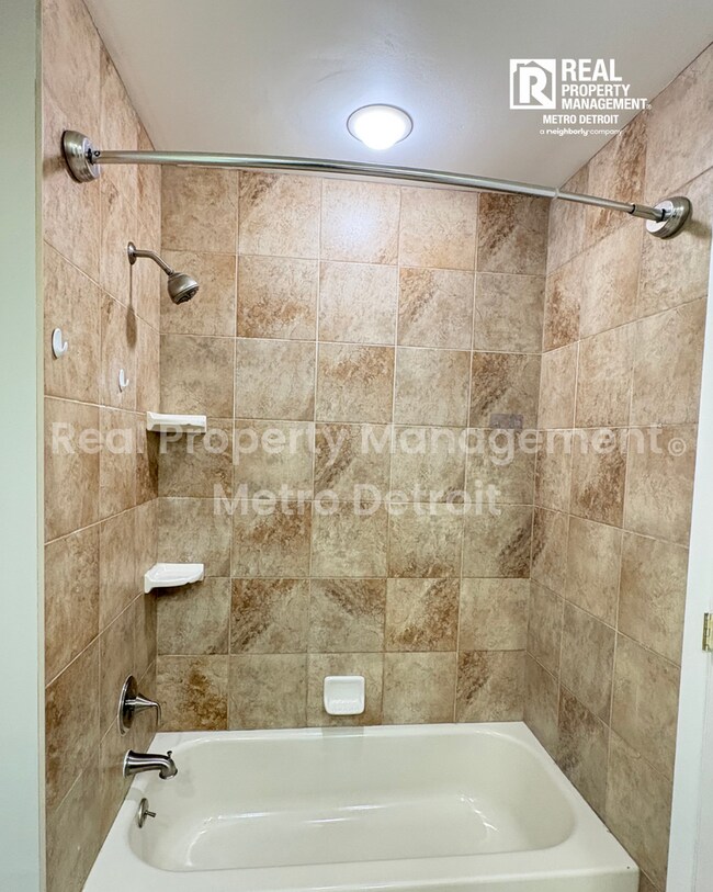Building Photo - 3-Bedroom Single-Family Home in Beverly Hills, Michigan
