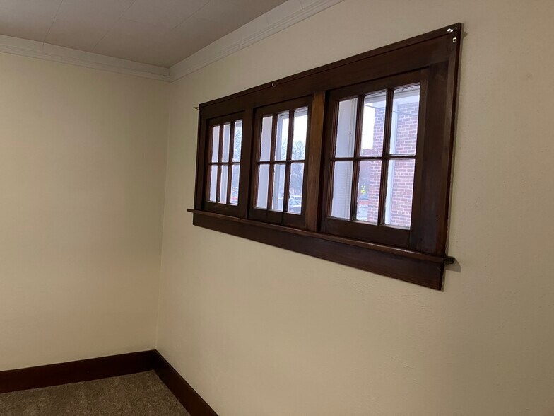 Dining - 222 N Court St