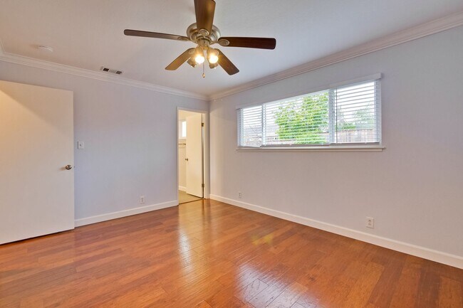 Building Photo - Warm and Inviting 3 bedroom, 2 Bath Home