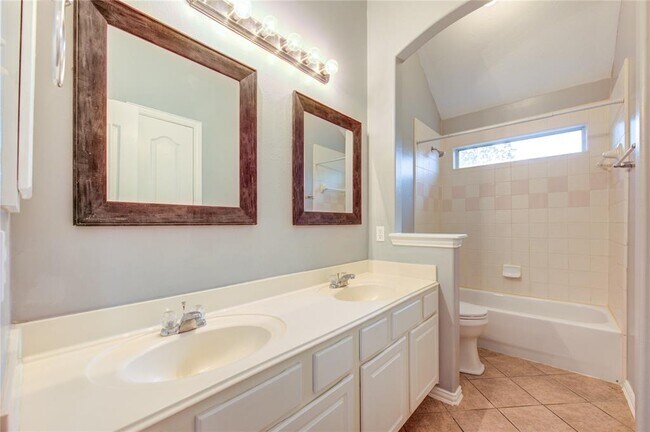 Building Photo - 5002 Laura Lee Ln