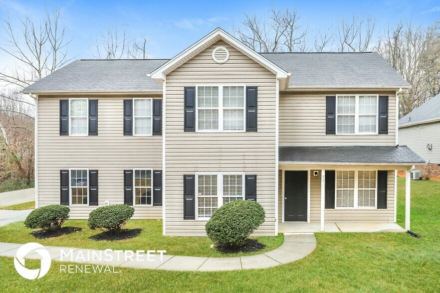 Primary Photo - 1901 Savannas Run Dr