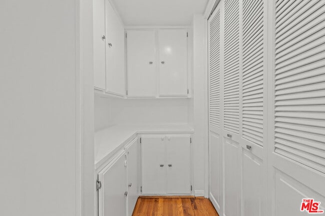 Building Photo - 1260 S Beverly Glen Blvd