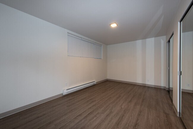 Building Photo - Spacious 1Bed/1Bath Ground Floor Apartment...