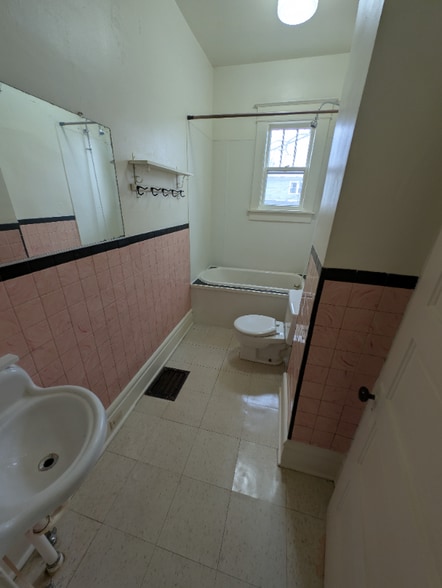 Building Photo - 928 E Grand Ave