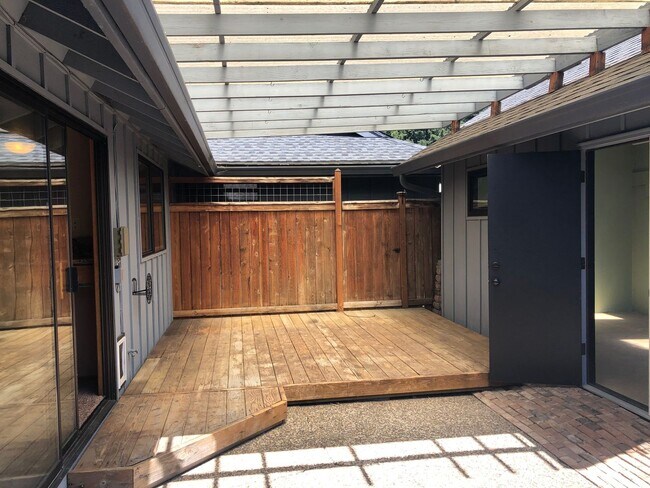 Building Photo - 2-bedroom 2-bathroom duplex with 2 garages in Eugene!