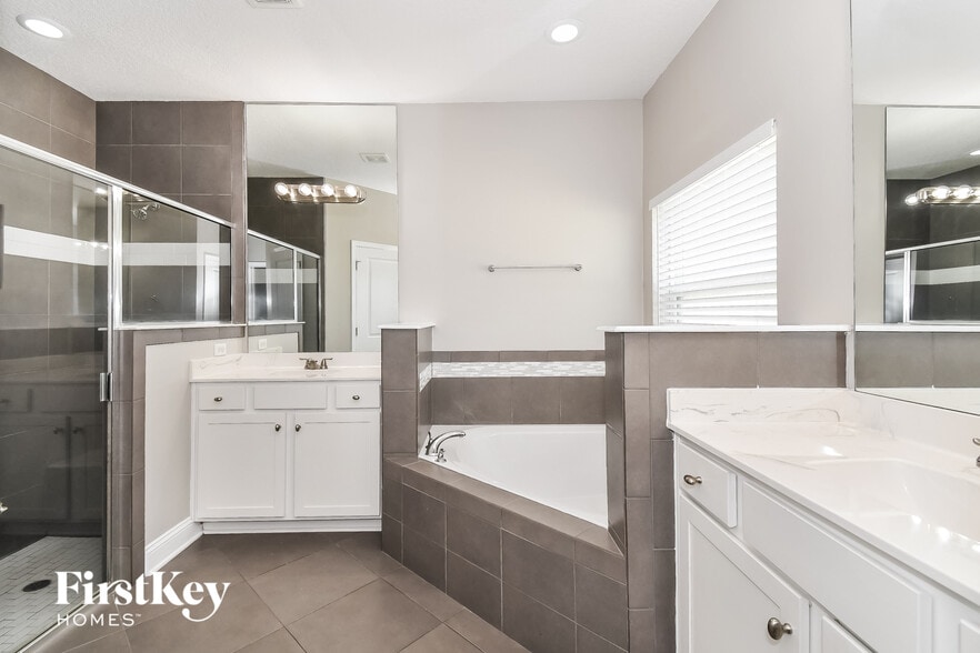 Building Photo - 2406 Caney Oaks Dr