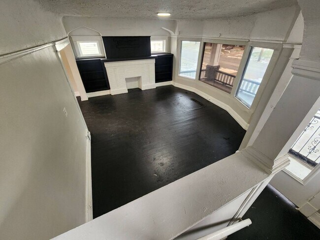 Building Photo - 552 E 120th St