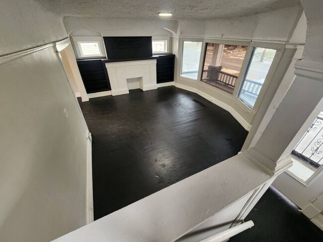 Building Photo - Charming 4-Bedroom Property in Prime Location