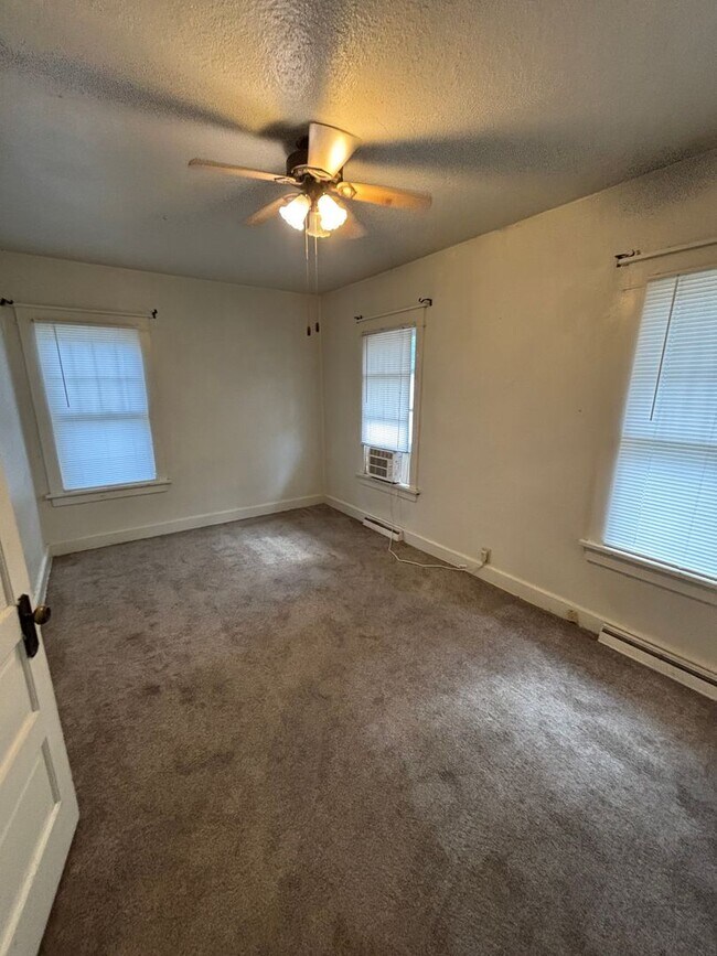 Building Photo - AVAILABLE NOW!!!  1 bedroom, 1 bath house ...