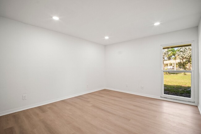 Building Photo - Fully Renovated 3 Beds 2 baths condo off M...