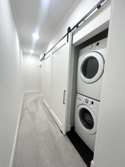 Building Photo - 672 Mohawk St