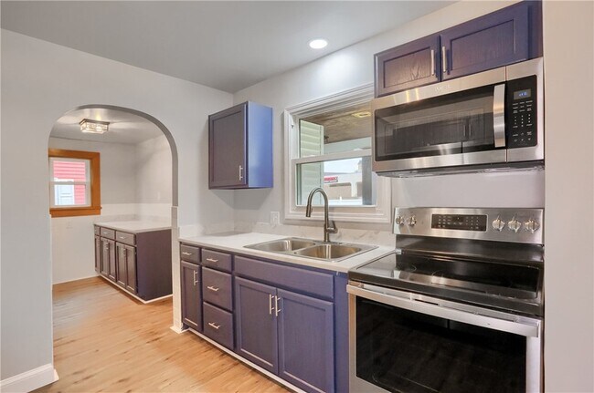 Building Photo - 740 Pershing St