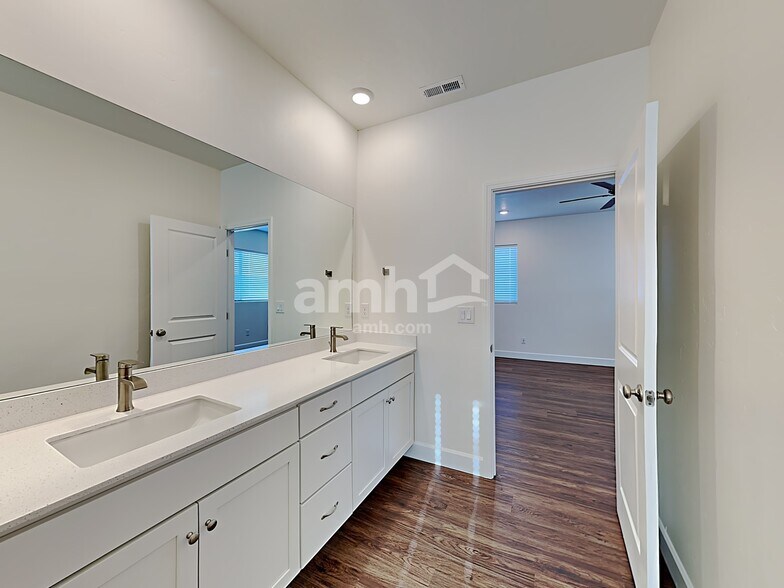 Building Photo - 2010 N Oconner Ave