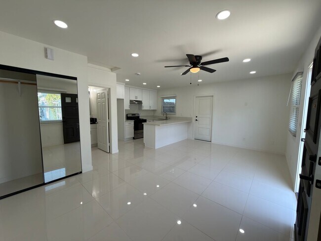 Building Photo - 329-335 E. Palmyra Ave. Orange, CA 92866