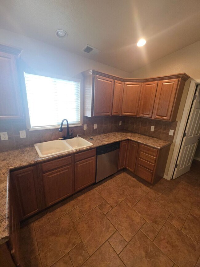 Building Photo - 3018 Oakwood Dr