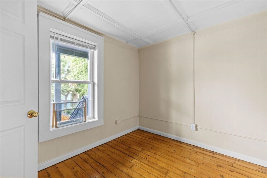 Building Photo - 47 Willow St