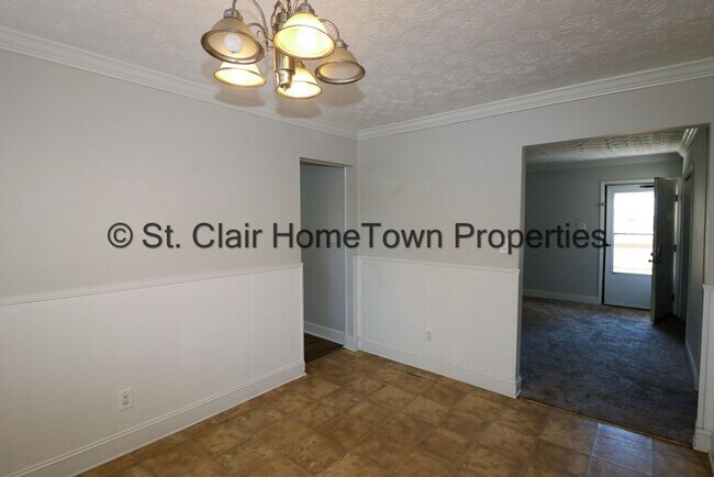 Building Photo - One level Home Close to Town