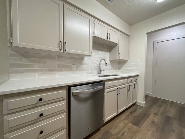 Building Photo - AVAILABLE NOW 2 BEDROOM 2 BATH DUPLEX IN S...