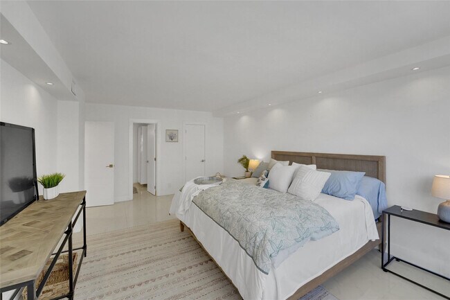 Building Photo - 3430 Galt Ocean Dr