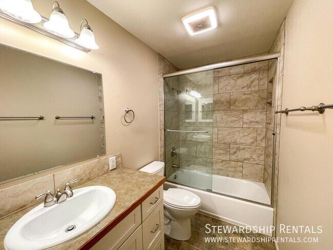 Building Photo - 1800 Sylvan St