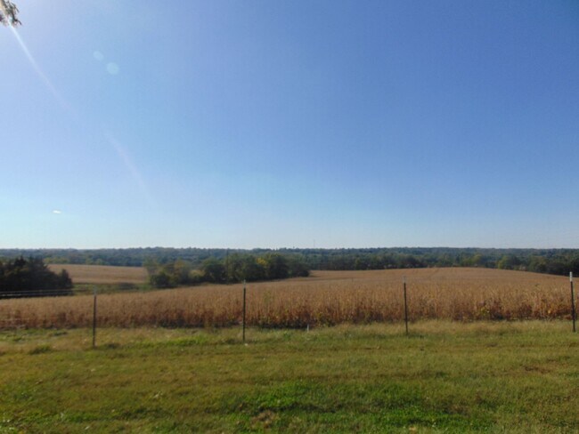 Building Photo - Fayette Family Farm House!