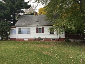 Building Photo - Beautiful 3 Bedroom 1 bath house in St. Paul