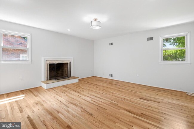 Building Photo - 1222 Noyes Dr
