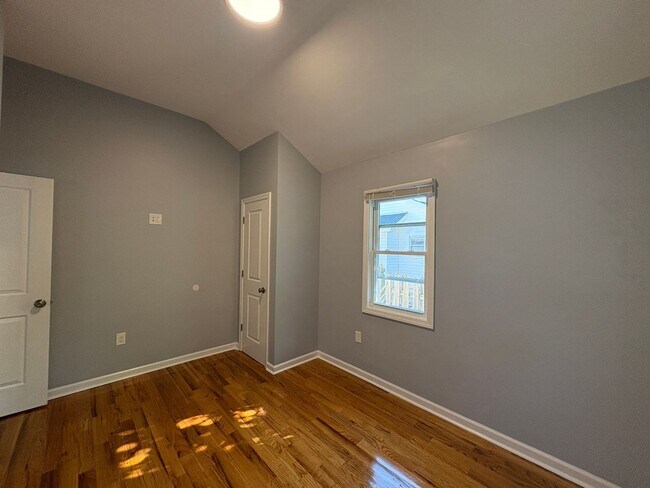 Building Photo - Charming 4-Bedroom 2-Bathroom Home in Nept...
