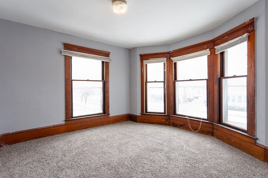 Building Photo - 33 W Main St