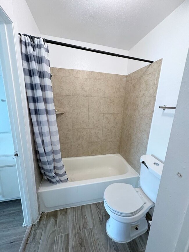 Building Photo - 3 bedroom / 2 bathroom - 1st floor condo