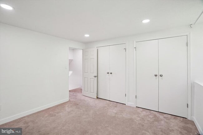 Building Photo - 1925 Dutch Village Dr