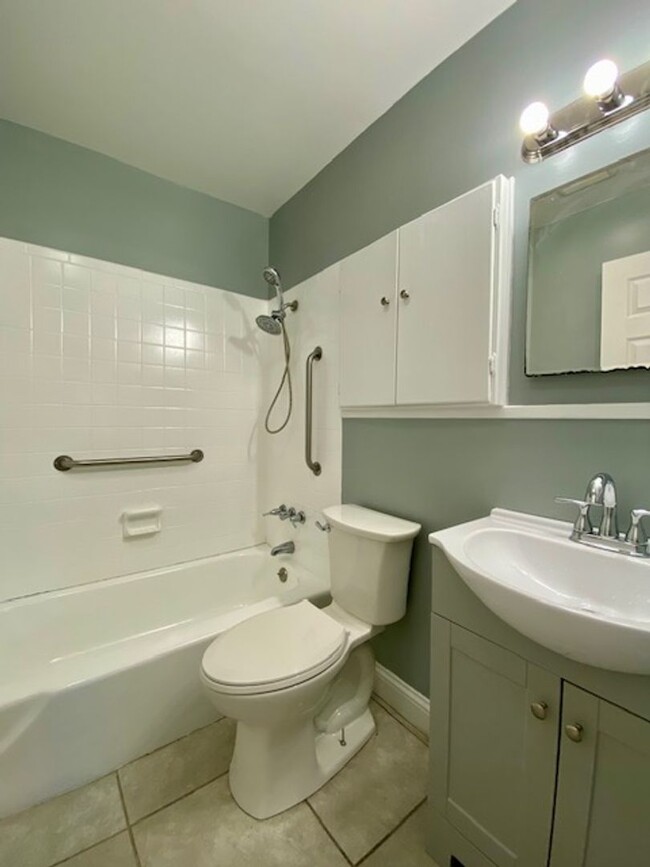 Building Photo - Newly Renovated 3 Bedroom 1.5 Bath Home in...