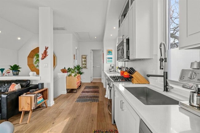 Building Photo - 1608 Ravey St