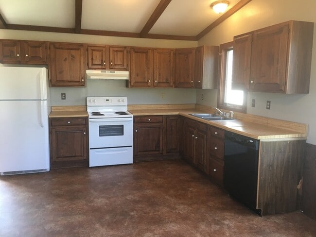 Building Photo - Cozy 3 bedroom 1.5 bath with 2 stall detached garage in country setting