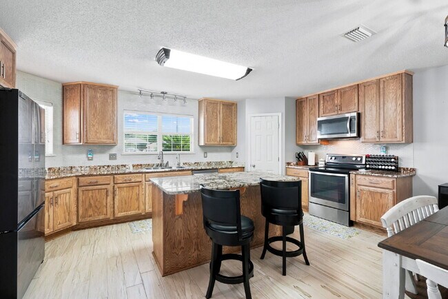 Building Photo - "Charming Pet Friendly 4-Bed Oasis in South Crestview with $500.00 Off First Full Months Rent!"