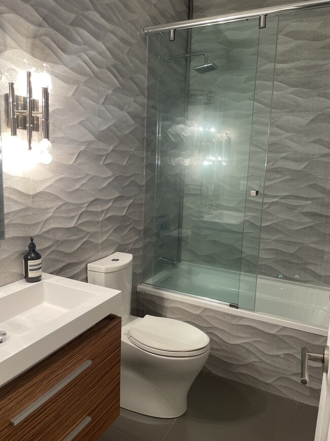 Building Photo - 1870 N Damen Ave