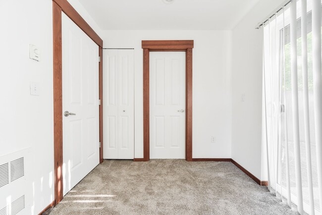 Building Photo - Nice 3 beds / 3.5 baths Townhouse in Green...