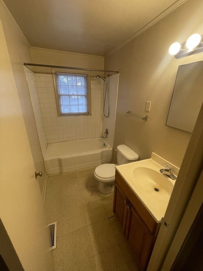 Building Photo - 429 Rose Ln