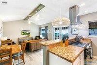 Building Photo - 113 W Sunny Isle Dr