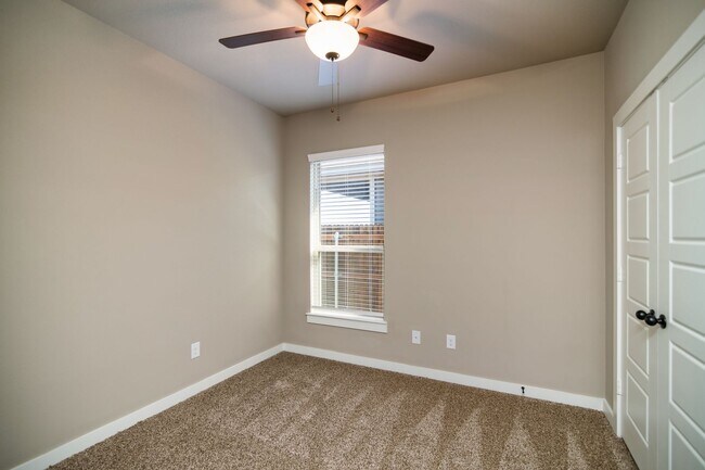 Building Photo - GORGEOUS 3 BEDROOM DUPLEX LOCATED IN MIDLO...