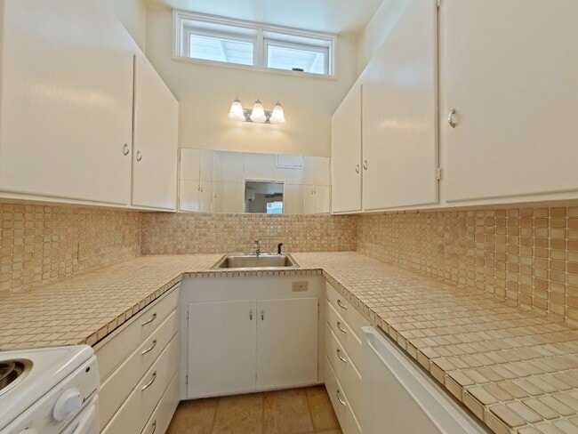 Building Photo - 1825 University St