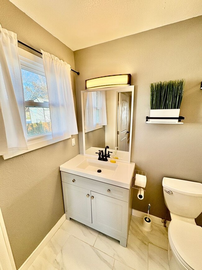 Building Photo - Large 3 bedroom house in the Heights! (Items will be removed)