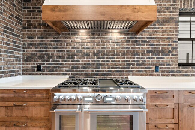 Building Photo - 116 S Carbon Rivet Ave