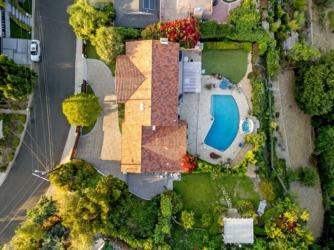 Building Photo - PRIVATE AND TRANQUIL COMPLETELY RENOVATED ...