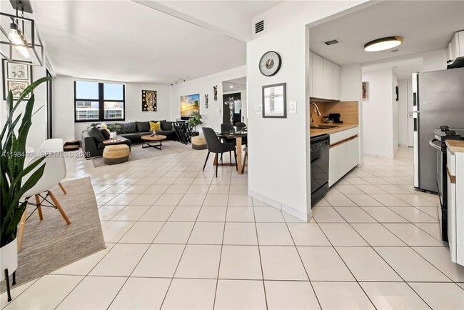 Building Photo - 2555 Collins Ave