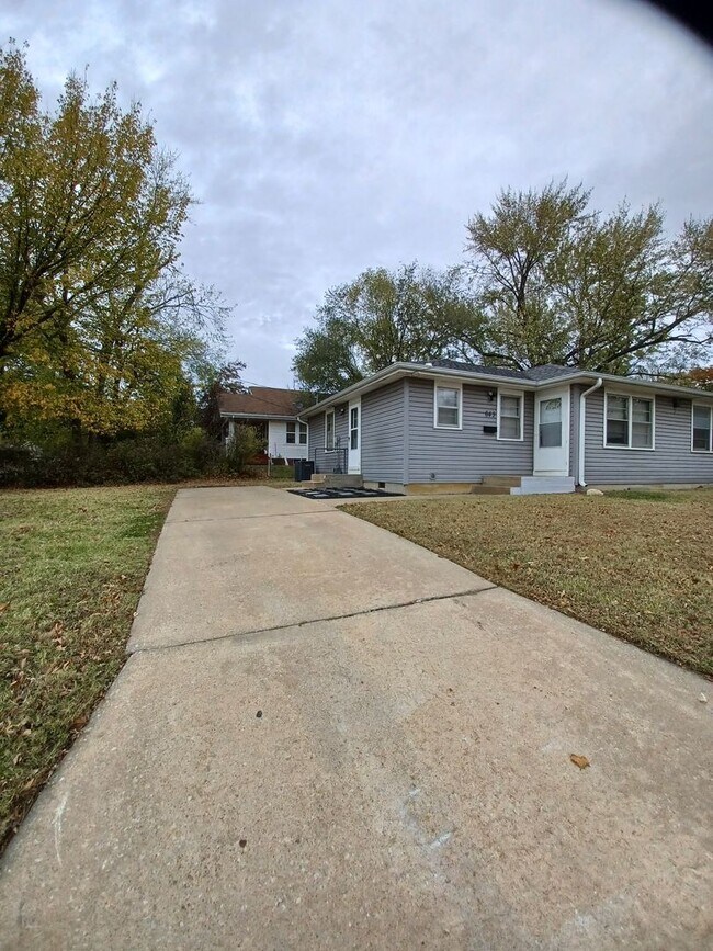 Building Photo - Don't miss out on calling this property your new home!
