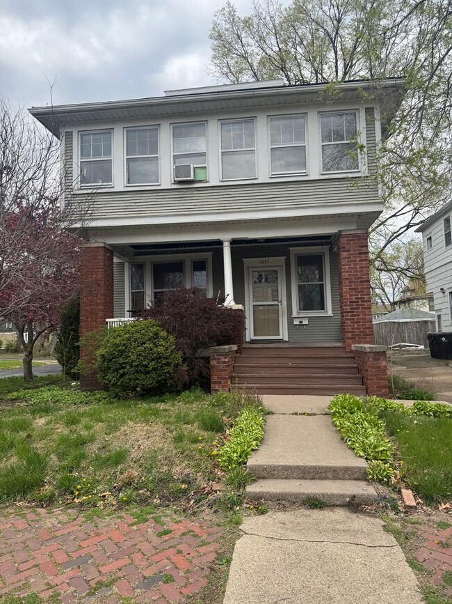 Building Photo - 3 bed 2 bath house