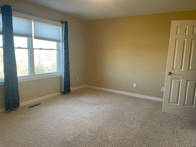 Building Photo - Five Bedroom Home in NE Rochester MN