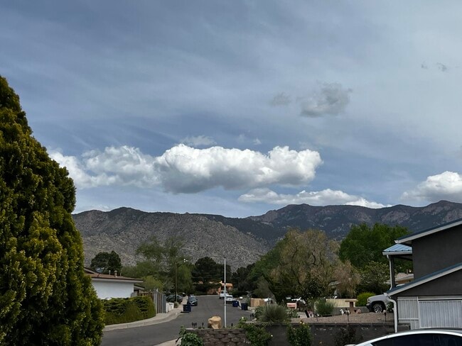 Building Photo - 905 La Charles Dr NE