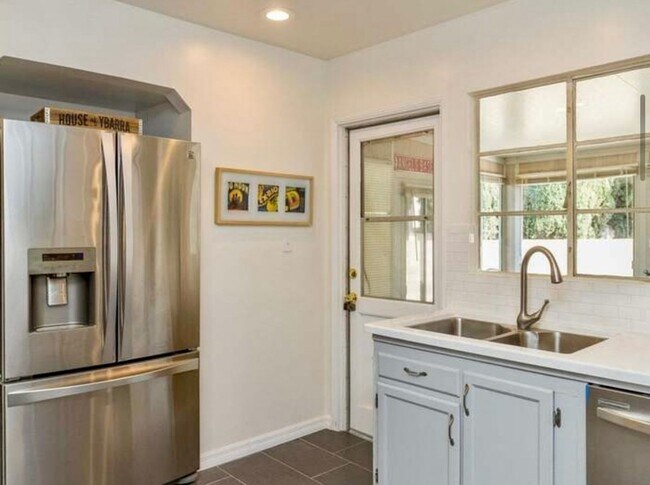 Building Photo - Private oasis in Oak Park